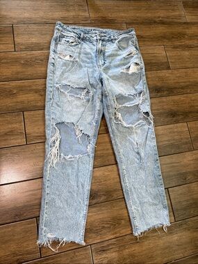 American Eagle Women’s 14R mom jeans high rise light wash